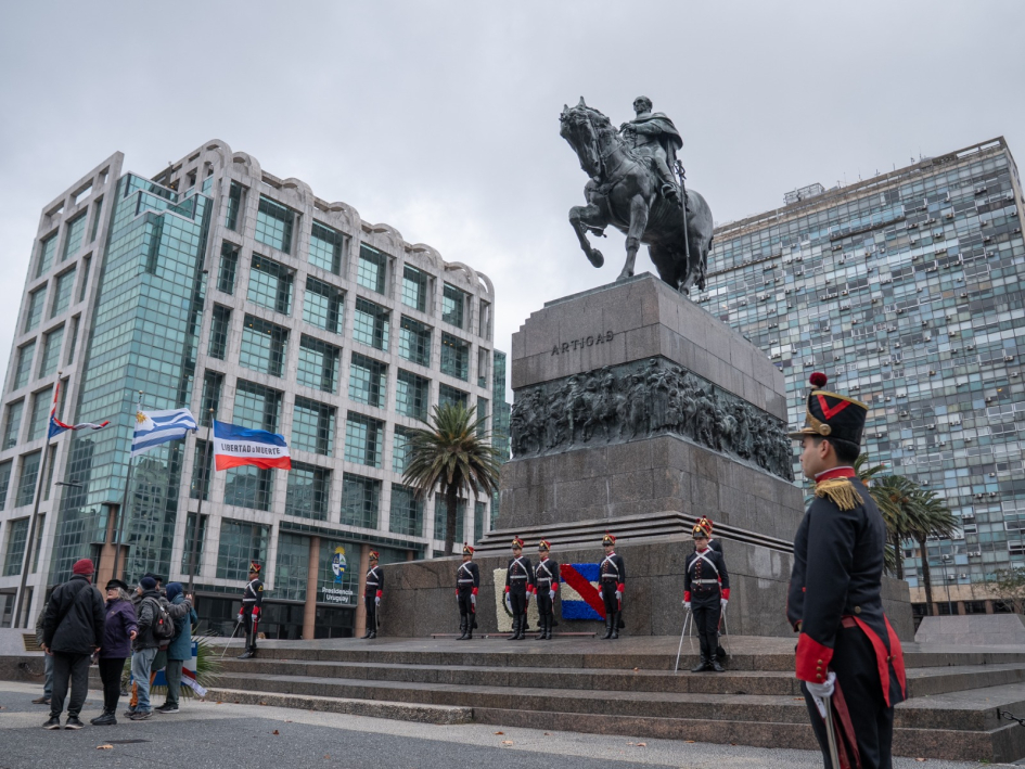 Presidente Orsi rindió homenaje al prócer, José Gervasio Artigas