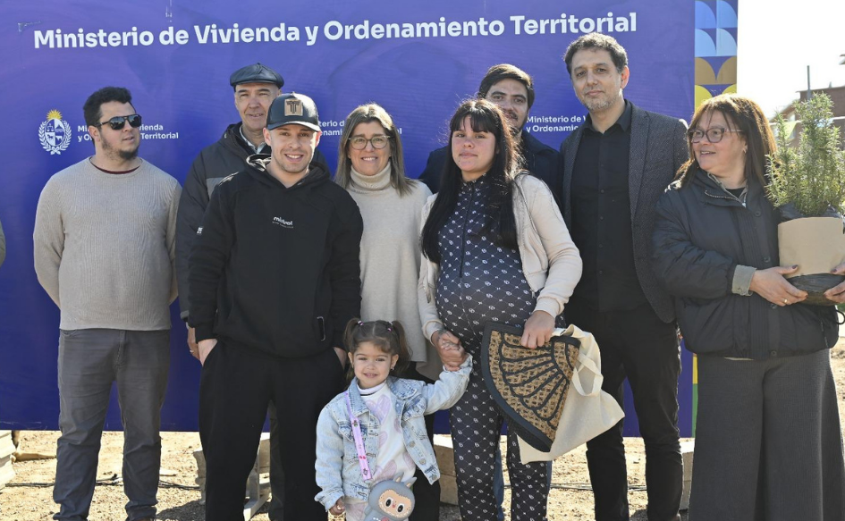 Unas 40 familias del barrio Puesta al Sol recibieron sus viviendas